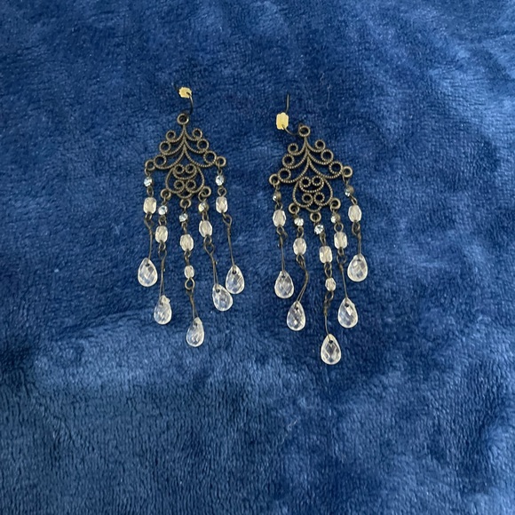 Sale‼️Beautiful light Weight Chandelier Beaded Earrings-EUC - Picture 4 of 7